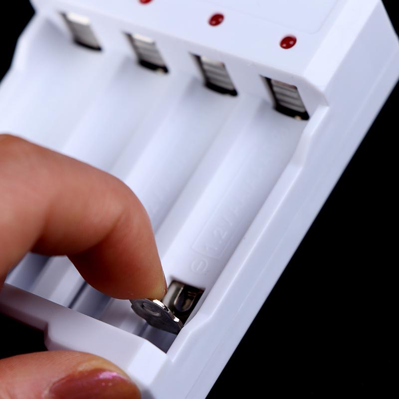 Încărcător portabil pentru baterii AAA și AA cu alimentare USB