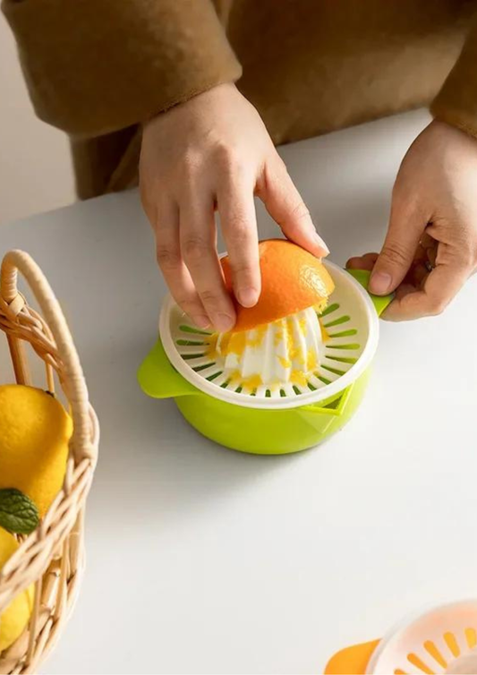 Storcător de citrice cu vas colector și sită