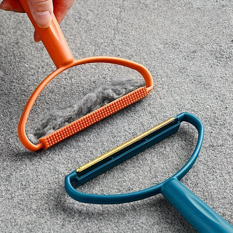 Perie pentru scame cu mâner de lemn