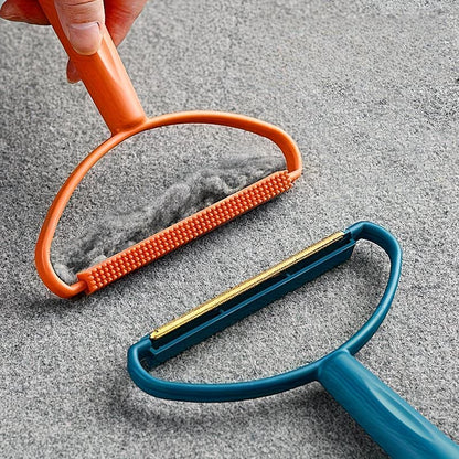 Perie pentru scame cu mâner de lemn